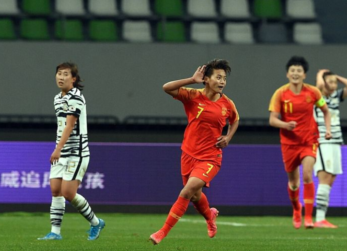 上海海港训练开放日,官宣日篮板制胜引观众欢呼,亚洲杯在即,临场指挥获称赞(上海海港青训) 上海海港训练开放日,官宣日篮板制胜引观众欢呼,亚洲杯在即,临场指挥获称赞(上海海港青训)