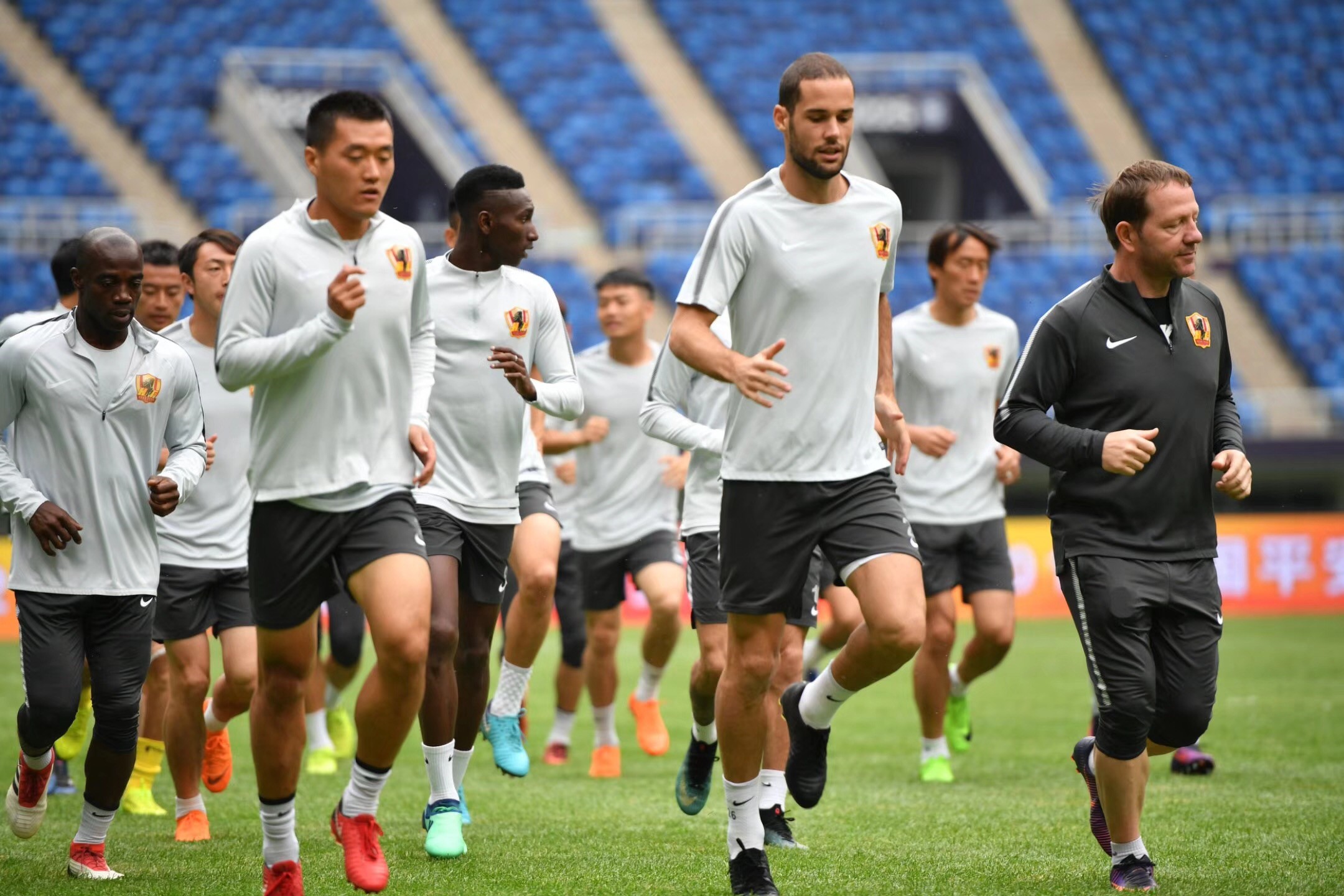 转折点上海久事战术微调;亚冠关键时刻攻防权衡;压力陡增;纪律约束更严格 转折点上海久事战术微调;亚冠关键时刻攻防权衡;压力陡增;纪律约束更严格