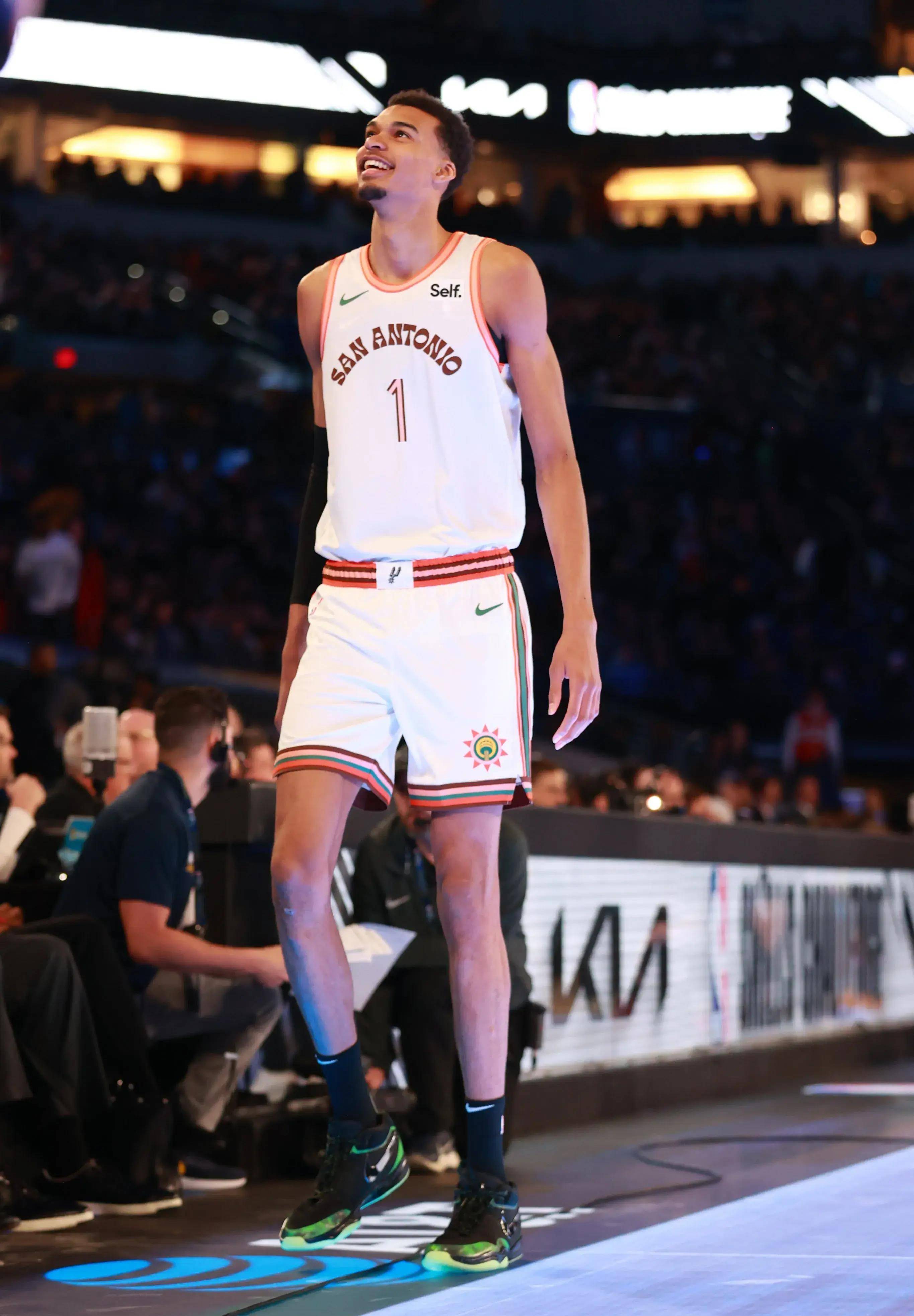 转会期圣安东尼奥马刺备战全明星赛；篮板制胜细节曝光；更衣室稳定；更衣室氛围转暖的简单介绍