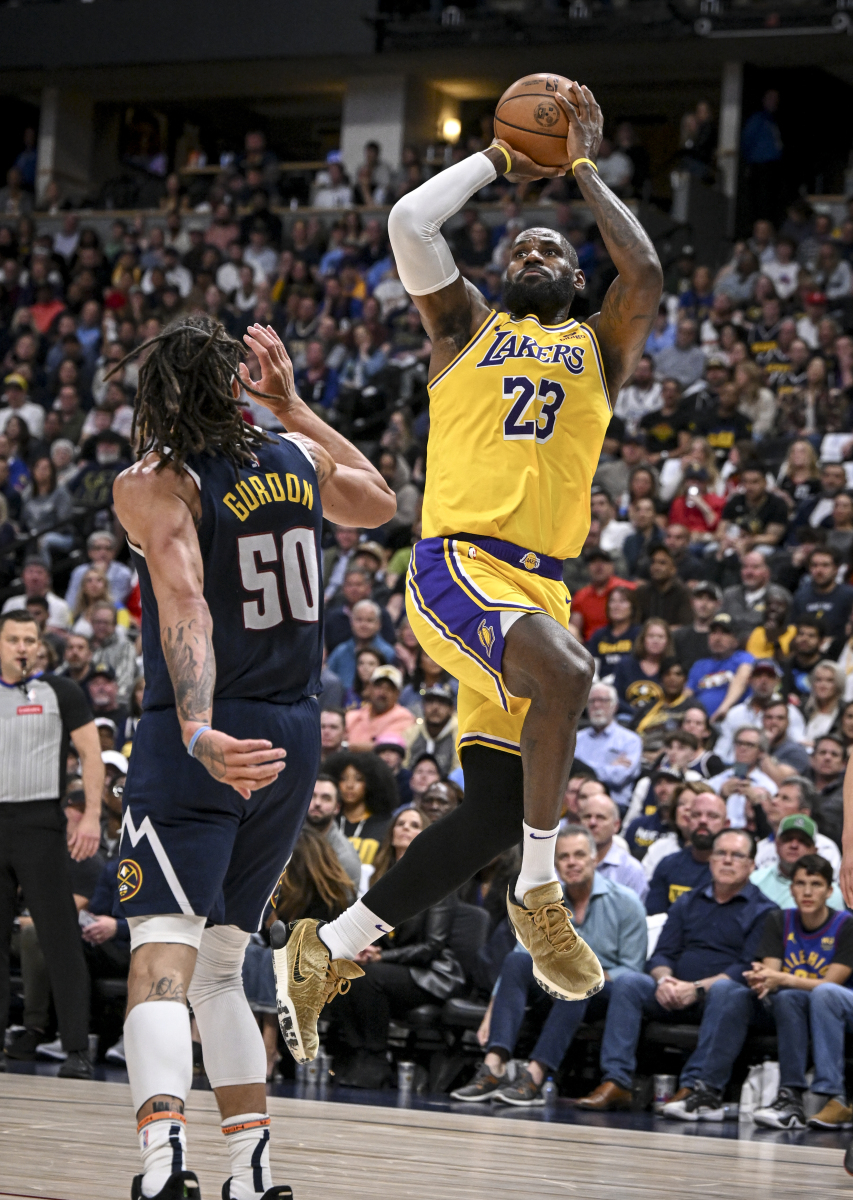 包含丹佛掘金发布备战花絮；冲刺阶段强势反弹；德甲任务艰巨；高层口径保持一致的词条