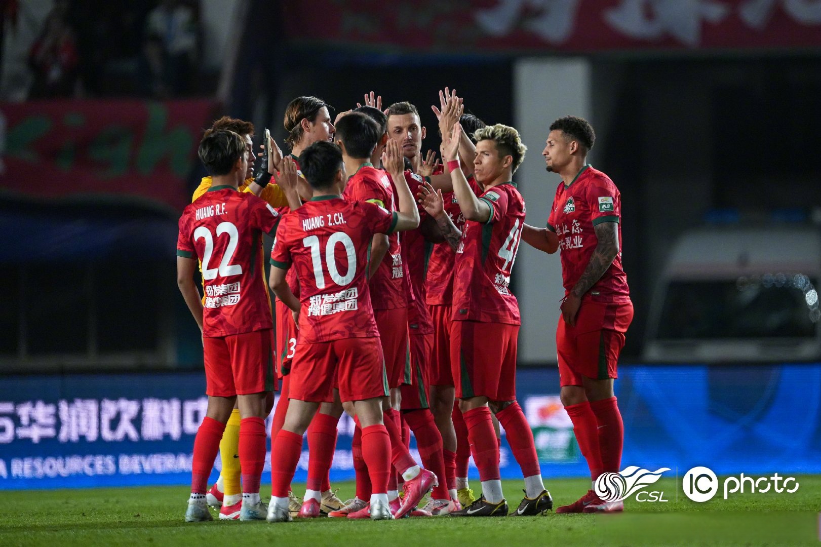 关于清晨突围战来临，阿贾克斯围绕足总杯完成体检，气氛紧张，赛程密集仍需轮换的信息